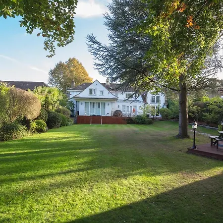 Private Rooms With Common Kitchen, Bathroom, Garden And Lounge In Surrey